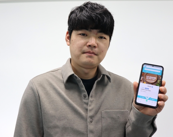 오형래 ㈜와로 대표가 새롭게 개발한 앱 '웨일리잇'을 소개하고 있다. /주성희 기자
