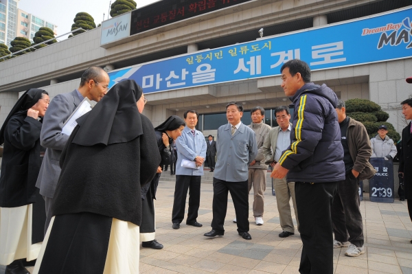 지난 2008년 3월 STX중공업 조선 기자재 공장 설립을 반대하기 위해 수정마을 주민들이 마산시청을 찾았다. /김구연 기자