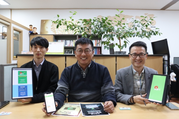 (왼쪽부터) 장준혁 이지엠 이사, 이희석 ㈜월봉이 대표, 이동은 ㈜월봉이 팀장이 앱 '월봉이' 화면을 보여주고 있다. /안지산 기자