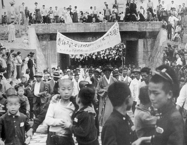1960년 4월 24일 마산지역에서 일어난 할아버지 시위에 참여한 시민들이 행진하고 있다. /3.15의거기념사업회