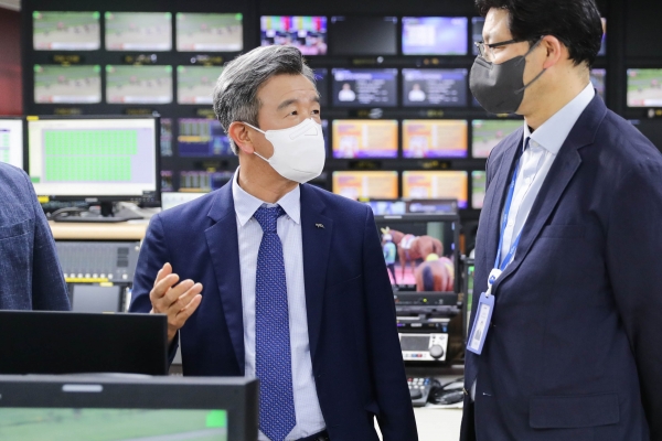 한국마사회 국제방송센터와  정기환 회장.