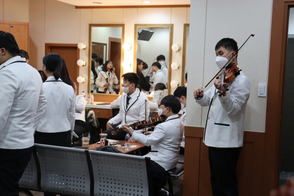 임민수(오른쪽) 단원이 공연 직전 성산아트홀 소극장 대기실에서 바이올린 연주 연습을 하고 있다. /주성희 기자