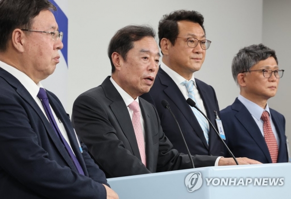 김병준 전 대통령직인수위원회 지역균형발전특위 위원장이 지난 5월 23일 용산 대통령실 청사 오픈 라운지에서 인수위 지역균형발전특위 활동 결과와 관련해 브리핑하고 있다. /연합뉴스