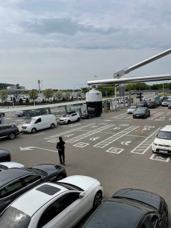 아이피캠프의 단속 시스템이 한국공항공사 김포공항 장애인 전용 주차구역을 감시하고 있다. /아이피캠프