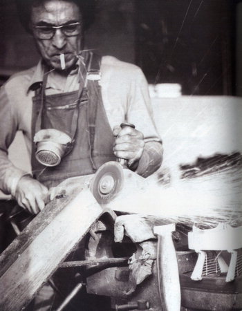 작고하기 전 작업실에서 작품제작에 몰입하고 있는 문신 선생의 모습. /자료사진