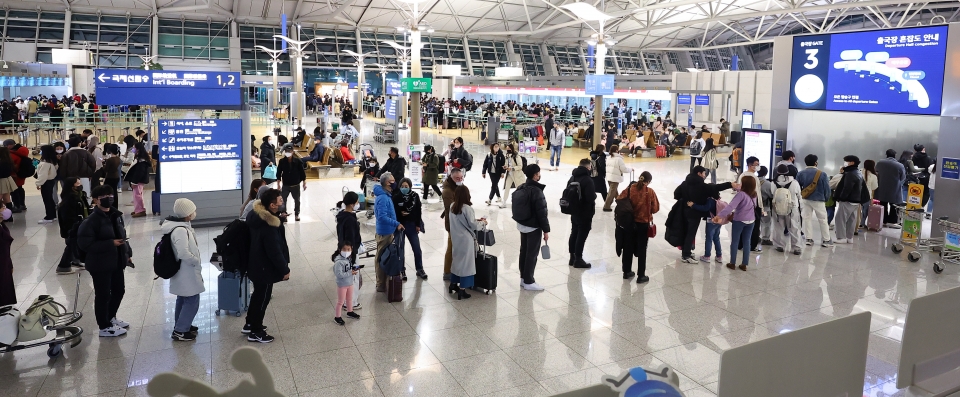 1일 오전 인천국제공항 제1터미널 출국장이 새해를 맞아 여행을 떠나는 탑승객들로 붐비고 있다. /연합뉴스