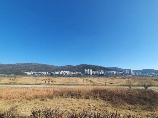 파크골프장 운영계획을 취소하고 산책로로 전환된 김해 대동파크골프장 계획지역. /낙동강유역환경청