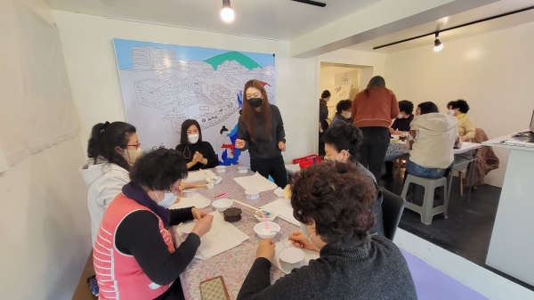 6일 시티앤로컬협동조합이 진행하는 문화체육관광부  '마을 미술 프로젝트' 중 하나로 주민 참여 닥종이 공예 수업을 열고 있다. /박정연 기자