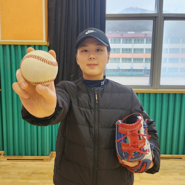 박주아가 창원 양덕초등학교 체육관에서 공을 쥐고 있다. /이원재 기자