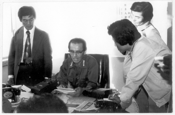 최창림(왼쪽 둘째) 당시 마산경찰서장이 1979년 10월 20일 부마민주항쟁 경위를 밝히며 시위 과정에서 사제 총기가 발견됐다고 발표하고 있다. /부마민주항쟁기념재단