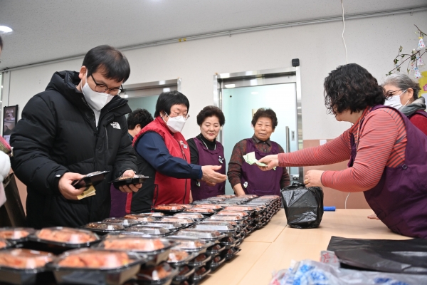 청어람아파트 주민들이 관리동에서 열린 장터에서 반찬을 사고 있다. /김구연 기자