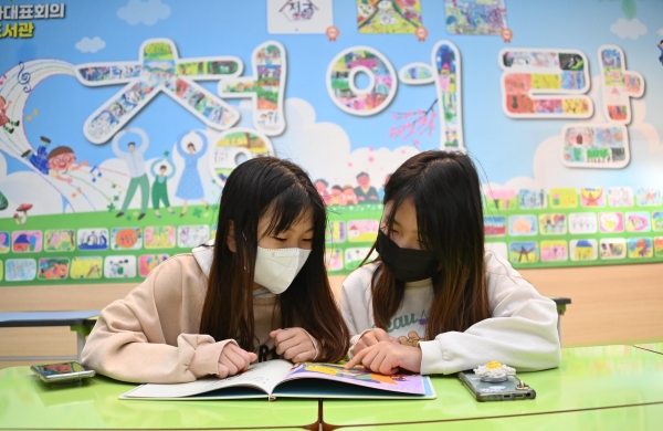 청어람아파트 아이들이 단지 내 도서관에서 책을 보고 있다. /김구연 기자