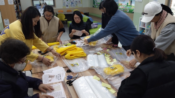 지난해 11월 입주민들이 조선하청 노동자를 위해 노란 목도리를 뜨고 있다./양산신도시청어람아파트