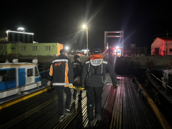 통영해양경찰서는 25일 저녁 7시경 통영시 욕지도에 응급환자가 발생했다는 신고를 받고, 연안구조정을 급파하여 구조에 나섰다. /통영해경
