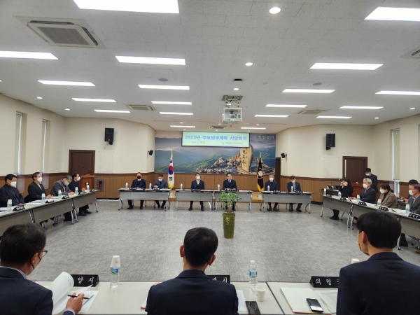 경남도선거관리위원회가 2023년 주요업무계획 회의를 열고 있다. /도선관위