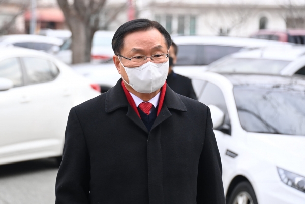 홍남표 창원시장이 26일 공직선거 관련 재판을 받기 위해 창원지방법원으로 들어가고 있다. /김구연 기자