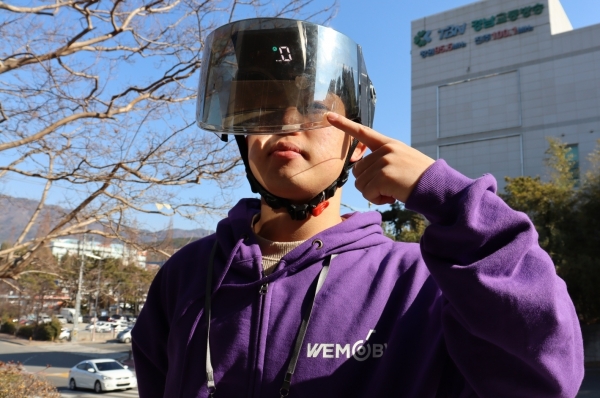 '2023 동남권 이모빌리티 페스티벌'이 27일 창원컨벤션센터에서 열렸다. 이날 ‘알에이치플러스’ 팀원이 ‘보이는 안전 헬멧’을 소개하고 있다. /안지산 기자