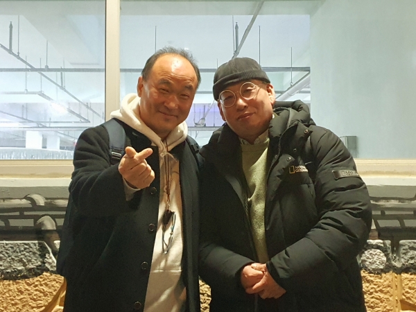 고능석(왼쪽) 전 한국연극협회 경남지회장과 제상아 신임 지회장. /최석환 기자