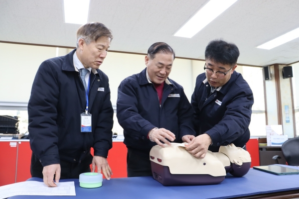 (왼쪽부터)김준식 국림피엔텍 이사, 노왕기 대표, 김대경 본부장이 인체 모형을 놓고 CPR 장비 개발사항을 논의하고 있다. /안지산 기자