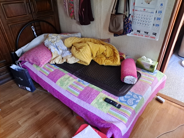 창원시 마산합포구 성호동에 16년째 혼자 사는 ㄱ 씨의 집. ㄱ 씨가 잠을 청하는 침대 가운데에 침대보다 작은 전기 장판이 깔려 있다. /박신 기자
