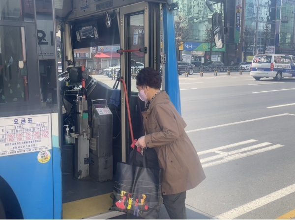 마스크를 쓴 채 시내버스에 탑승하는 시민의 모습이다. /안다현 수습기자 idol@idomin.com