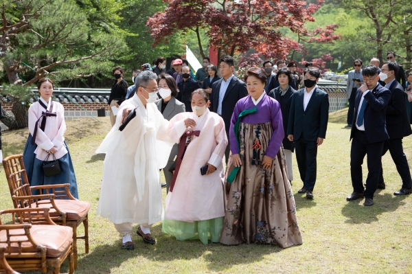 김정숙 여사가 원동면 미나리축제에 이어 한국궁중꽃박물관 아름다운 찻자리 대회에 참석하는 등 지역사회와 소통 행보를 보였다. /한국궁중꽃박물관  <br>