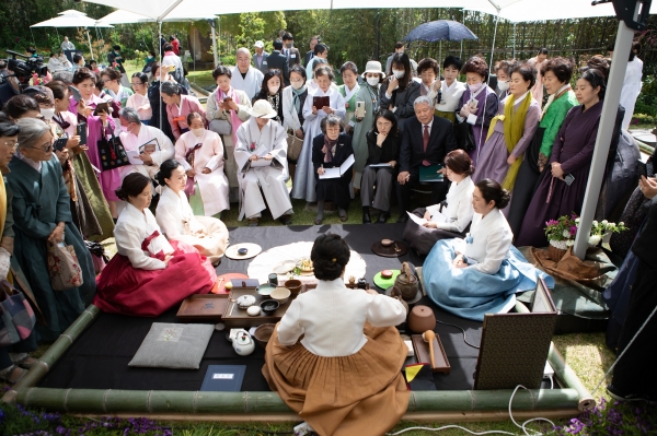 한국궁중꽃박물관이 주최한 제1회 아름다운 찻자리 대회에서 참가 팀이 경연을 펼치고 있다. /한국궁중꽃박물관<br>