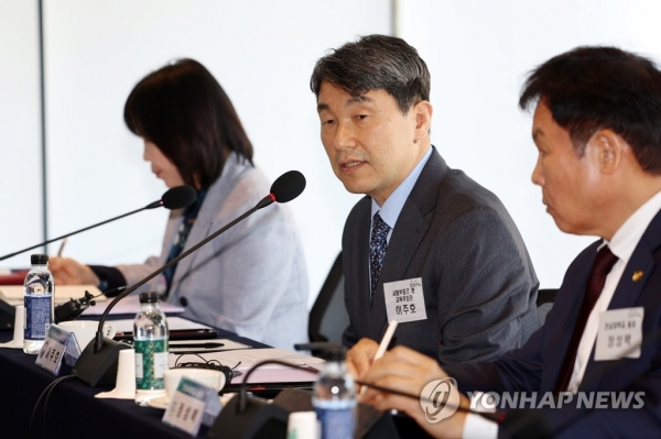 이주호 부총리 겸 교육부장관이 지난 1일 오전 광주 북구 전남대학교 스토리움에서 열린 '광주·전남 지역 대학 총장 및 지자체장과의 간담회'에서 모두 발언을 하고 있다. /연합뉴스