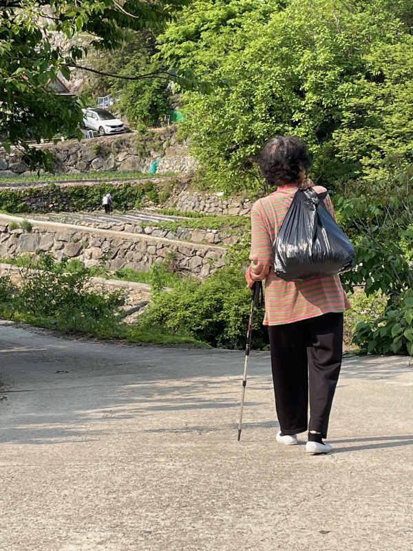 한 노인이 산촌 길을 걷고 있다. /김석봉 시민기자