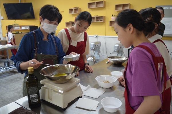 지난 15일 창원시 마산회원구 구암동에 있는 경남행복마을학교에서 창녕 동포초 5~6학년 학생들이 제빵 수업으로 비건버터를 만들고 있다. /이동욱 기자