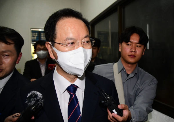 하영제 국회의원이 지난 4월 3일 오후 구속 전 피의자 심문을 받고자 창원지방법원 법정으로 들어가고 있다. /김구연 기자