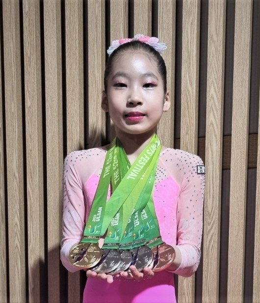 창원 용마초 탁소민이 전국소년체전에서 딴 메달을 들어 보이고 있다. /경남체조협회