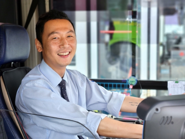 창원 시내버스 기사 민순홍 씨가 1일 마산남부시외터미널 버스 차고지에서 인터뷰 하고 있다. /박신 기자