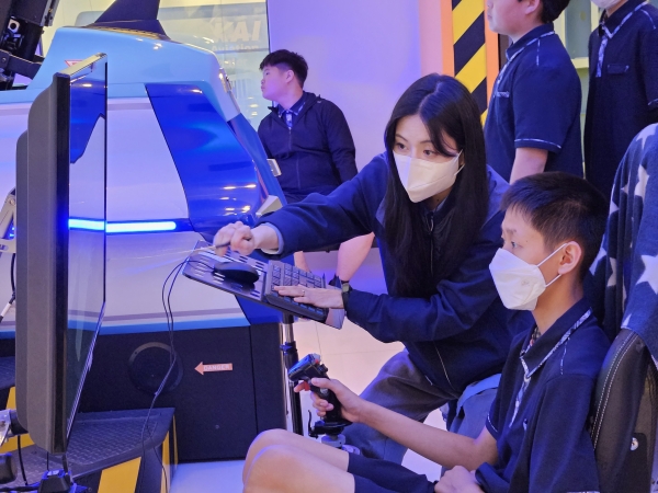 함안 대산중학교 학생이 지난 1일 한국항공우주산업 진로 견학 중 시뮬레이션에서 모의 비행을 체험하고 있다. /이창우 기자