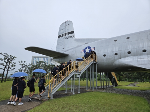 함안 대산중학교 학생들이 지난 1일 한국항공우주산업 야외전시관에서 C-124 수송기에 탑승하고 있다. /이창우 기자