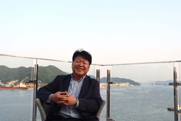 박종규(55) 창원시여행사협회 회장은 고향인 마산앞바다를 좋아한다. 해외에 나가도 이만큼 멋진 여행지가 없단다. 박 회장은 지난해 8월 창원시여행사협회를 창립했다. /주성희 기자