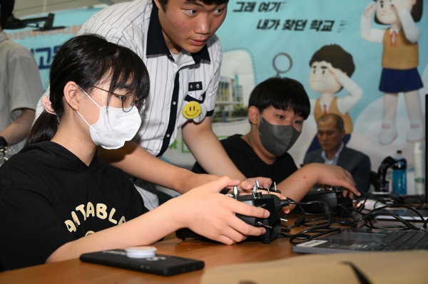 지난 3일 창원컨벤션센터(CECO) 제1전시장에서 열린 '제6회 경남 진로체험 박람회'에서 학생들이 체험활동을 하고 있다. /김구연 기자