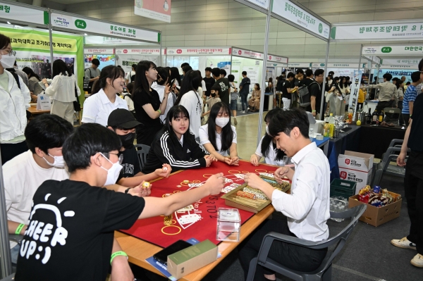 지난 3일 창원컨벤션센터(CECO) 제1전시장에서 열린 '제6회 경남 진로체험 박람회'에서 학생들이 체험활동을 하고 있다. /김구연 기자