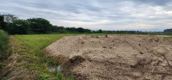 1일 창원시 의창구 동읍 월잠리 일부 논 위에 흙이 쌓아 올려져 있다. /마산창원진해환경운동연합