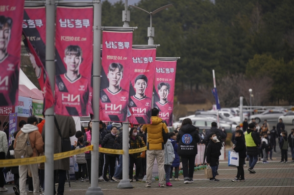 올 시즌 개막 경기에 팬들이 창원축구센터를 찾는 모습. /경남FC