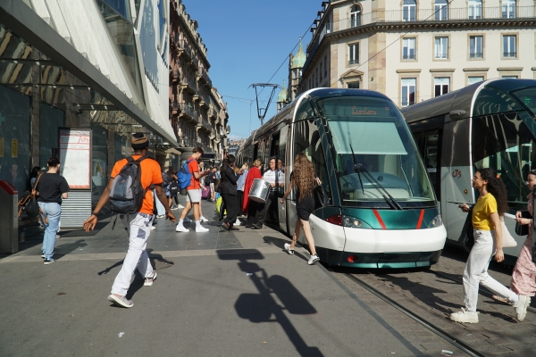 프랑스 스트라스부르 번화가에 트램이 정차해 있다. /김연수 기자 ysu@idomin.com