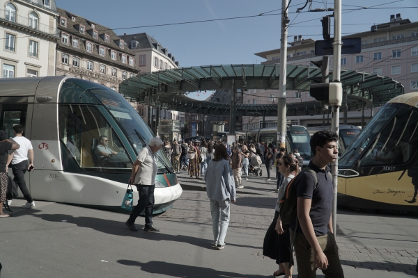 프랑스 스트라스부르 옴므 드 페흐 광장에 트램이 서 있다. /김연수 기자
