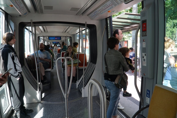 프랑스 스트라스부르 트램 내부. /김연수 기자