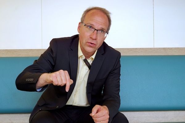 질 보로샤르 스트라스부르시 트램 기획 프로젝트서비스 수석 담당자가 경남도민일보와 인터뷰를 하고 있다. /김연수 기자