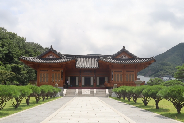 한국궁중꽃박물관에 들어서자 보이는 수로재. 수로재는 팔작 지붕으로된 누각을 양쪽으로 지닌 한옥 건물./백솔빈 기자