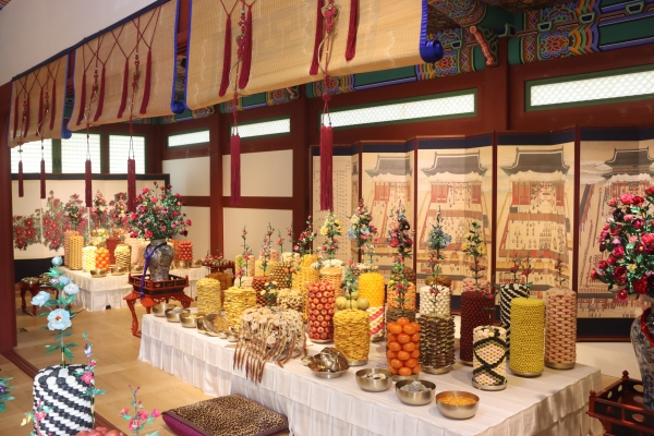 음식 위에 꽂힌 상화./백솔빈 기자