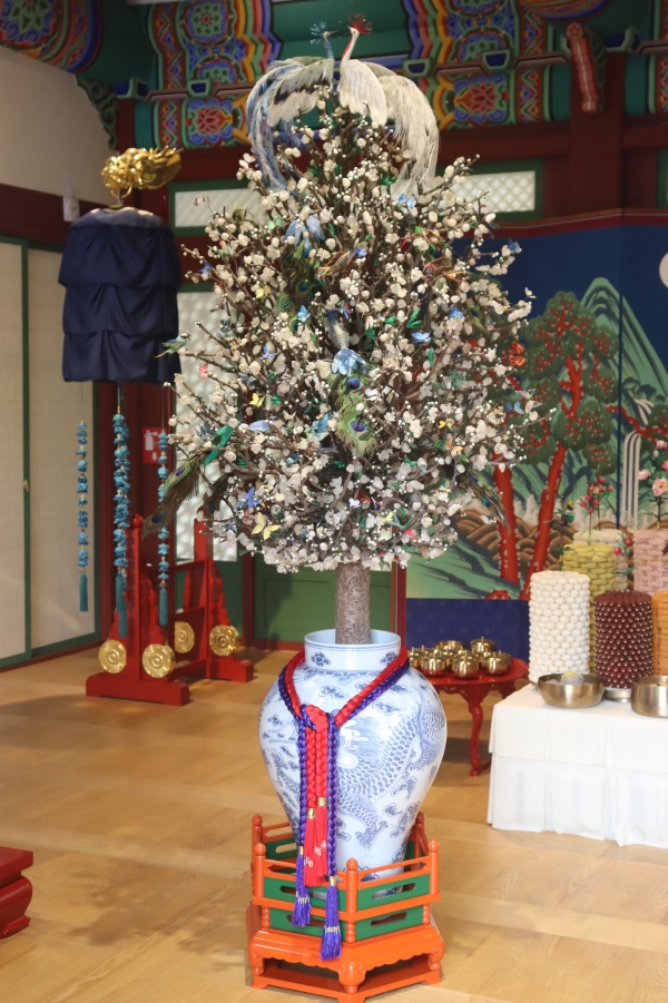 왕좌 앞 왼쪽 하얀 벽도화의 준화./백솔빈 기자