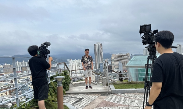 배우 김의성 씨가 문신미술관에서 자신의 유튜브 채널 '김의성의 아모르겠다'에 실리는 '소도시 술집 만행'편을 촬영하는 모습. /최갑수 여행작가