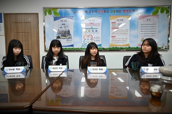 진해신항중학교 1학년 학생들이 20일 학교 교장실에서 지난 16일 상황을 설명하고 있다. /김구연 기자
