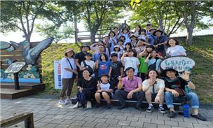 제비교류회 소속 대만 어린이 10여 명은 지난 30일 화포천습지를 방문해 습지 프로그램을 체험했다. /김해시